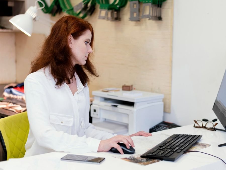 Empreendedora trabalhando no computador do seu ateliê